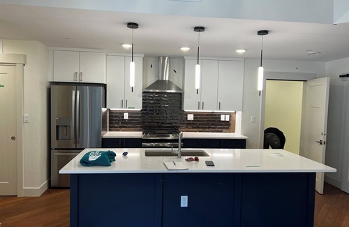 Winter Park Condo | Timber Fox modern 1-bedroom condo in downtown Winter Park with WiFi, AC, hot tub