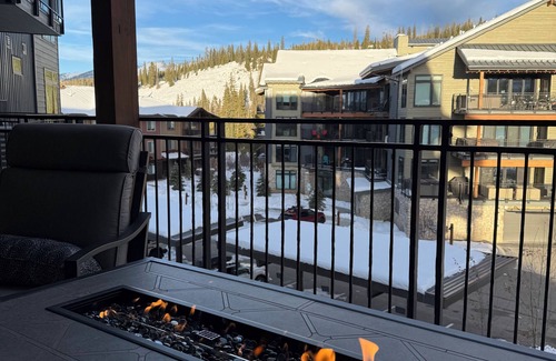 Winter Park Condo | Timber Fox modern 1-bedroom condo in downtown Winter Park with WiFi, AC, hot tub