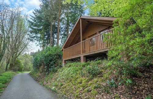 Westleigh Ski Chalet | Timber lodge set by the lake with one double and one twin.