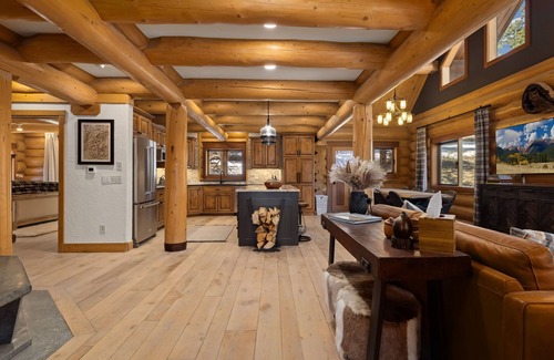Estes Park Cabin | Timber Rest Lodge- 5 bedroom, 5.5 bath cabin w/hot tub log cabin