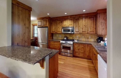 Tamarack Ski Chalet | Timberwolf Chalet - Charming Chalet |Soaking Tub and Wood Fireplace