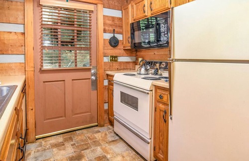 Gatlinburg - Pigeon Forge Cabin | TIME AWAY ~HOT TUB~ AIR HOCKEY 5 1/2 miles from the main strip, Pigeon Forge TN