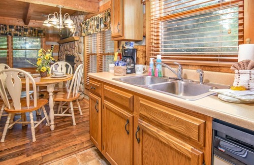 Gatlinburg - Pigeon Forge Cabin | TIME AWAY ~HOT TUB~ AIR HOCKEY 5 1/2 miles from the main strip, Pigeon Forge TN