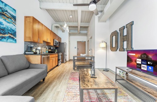 Downtown Cleveland Apartment | Timeless Loft Retreat, Cafe On Mainfloor, Fast WIFI