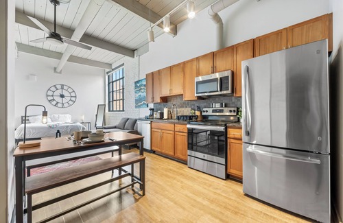 Downtown Cleveland Apartment | Timeless Loft Retreat, Cafe On Mainfloor, Fast WIFI