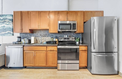 Downtown Cleveland Apartment | Timeless Loft Retreat, Cafe On Mainfloor, Fast WIFI