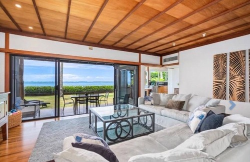 Eastern Honolulu House | Timeless Ossipoff, Beachfront Oasis