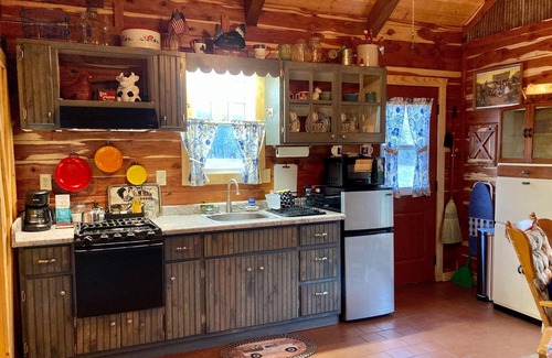 Forsyth Cabin | Tiny cabin farm stay!