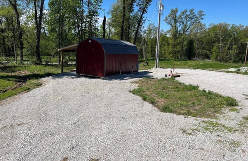 Monroe City Cabin | Tiny cabin set in back of the property. Great for a quiet couples getaway.