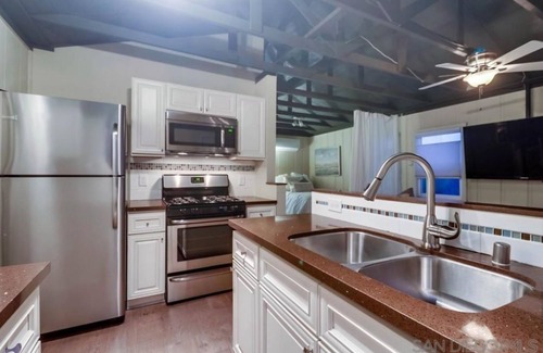 Stockton House | Tiny Canyon House in Hip Neighborhood