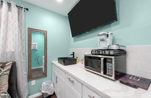 Houston Heights Apartment | Tiny & Chic Heights Hideaway with Free Parking