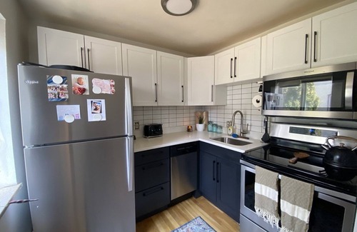 Highland Apartment | Tiny Den in the Highlands, walk to everything!