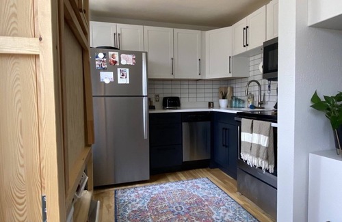 Highland Apartment | Tiny Den in the Highlands, walk to everything!
