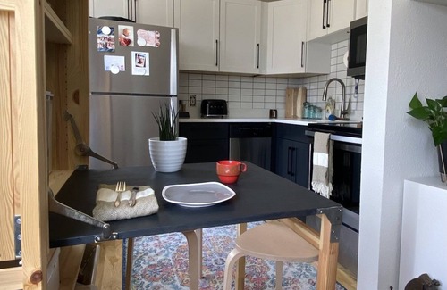 Highland Apartment | Tiny Den in the Highlands, walk to everything!