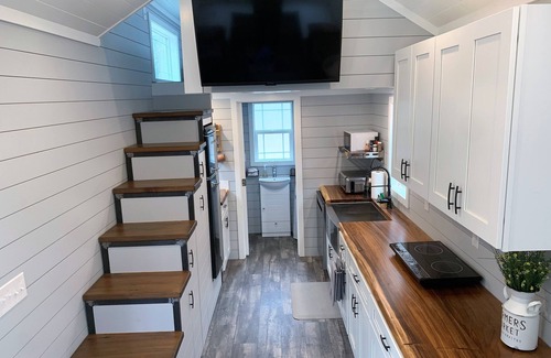 Flat Rock House | Tiny Home @ Backyard Apple Cottages