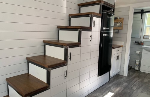 Flat Rock House | Tiny Home @ Backyard Apple Cottages