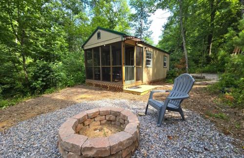 Purlear House | Tiny Home Creekside Nature Escape, Hot Shower, WIFI, Peaceful