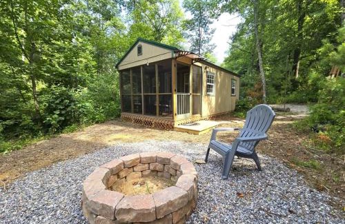 Purlear House | Tiny Home Creekside Nature Escape, Hot Shower, WIFI, Peaceful