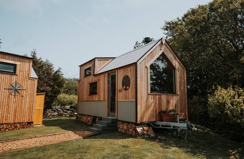 Amlwch Cottage | TINY HOME DRIFTWOOD, pet friendly, with open fire in Llanfechell