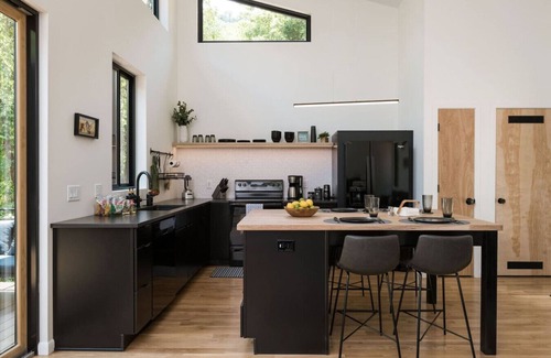 Asheville Cabin | Tiny Home Getaway 4 mile drive to DT w/Hot Tub