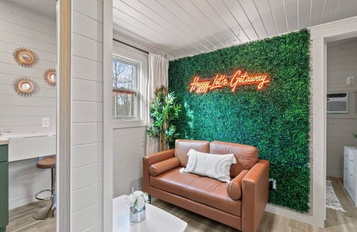 Snellville House | *Tiny House Hideaway w/Hot Tub & Fire Pit*