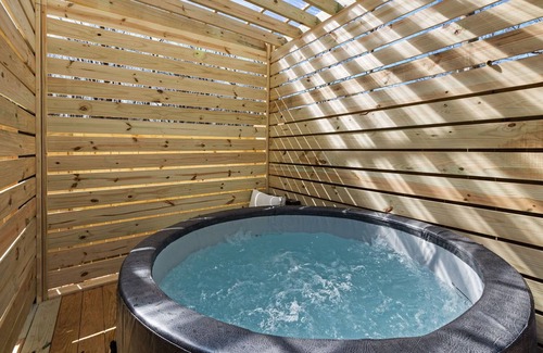 Snellville House | *Tiny House Hideaway w/Hot Tub & Fire Pit*