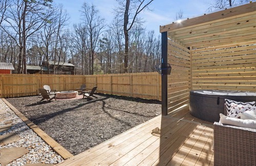 Snellville House | *Tiny House Hideaway w/Hot Tub & Fire Pit*