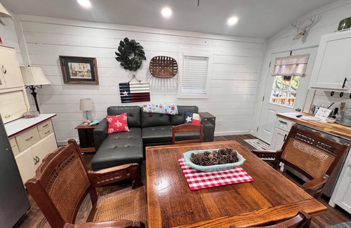 Etoile Cabin | Tiny house in Etoile steps from Lake Sam Rayburn