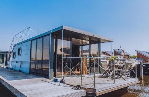 Uitgeest House | Tiny Houseboat De Woudaap - I