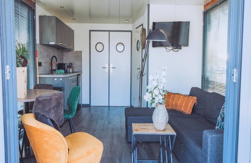 Municipality of Uitgeest Boat Rental | Tiny houseboat on the Uitgeestermeer lake
