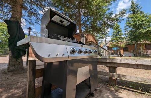 Wasaga Beach House | Tiny Wood Cottage 14