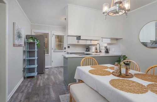 Northport House | Tipsy Tide - 2.9 miles to UA - 6 HDTVs!