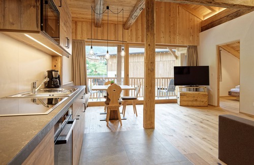 Valle Aurina Apartment | "Tischlerhof Lärche" vacation apartment with balcony and mountain view