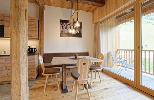 Valle Aurina Apartment | "Tischlerhof Lärche" vacation apartment with balcony and mountain view