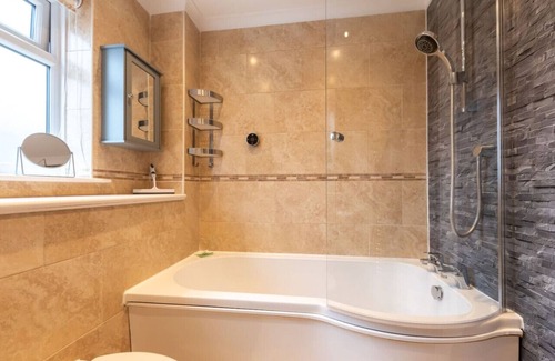 Fareham House | Titchfield House - A beautiful 3 bedroom house with free parking. And dog friendly!