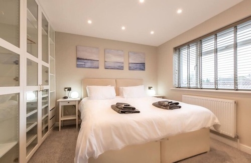 Fareham House | Titchfield House - A beautiful 3 bedroom house with free parking. And dog friendly!