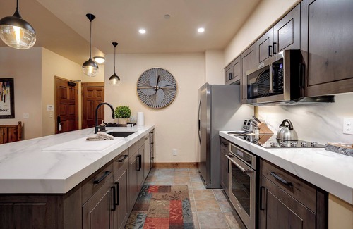 Steamboat Springs Condo | TL2103 | Easy access to Slopes | Beautiful Décor | Winter Shuttle | Hot Tubs