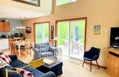 Miami Park House | TLC By The Lake | Peaceful Nature Cottage | Private Beach Access | Pet-friendly