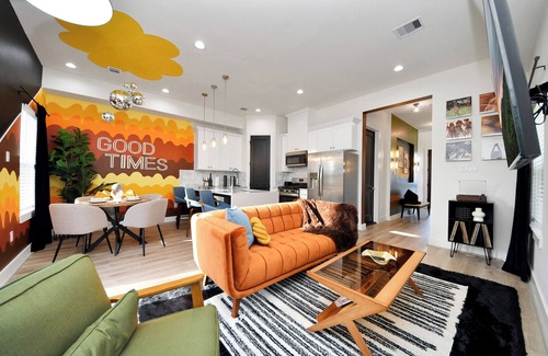 Southeast Houston House | Toast & Groove - Sleeps 16 - HTX