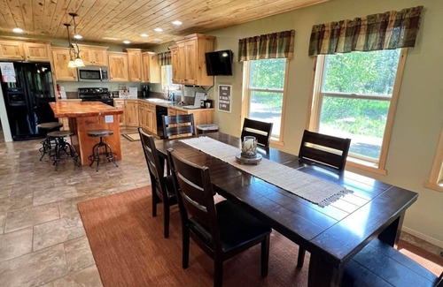 Island Park House | Toasted Marshmallow Lodge COZY CABIN Sleeps 12