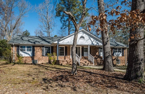 North Garrett Road House | Tobacco Road Retreat Minutes to Football Stadiums