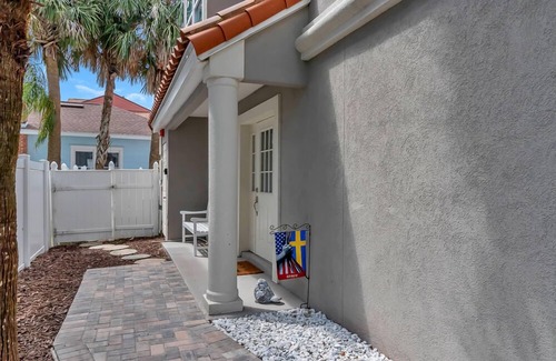 Jacksonville Beach Apartment | Toes in the Sand suite near beach w/deck & BBQ