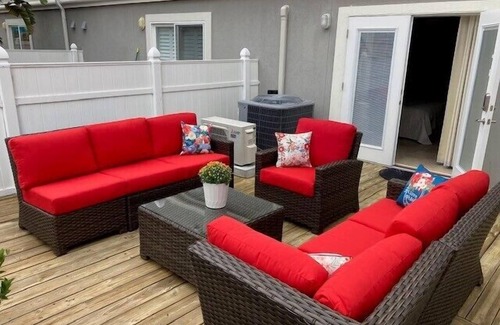 Jacksonville Beach Apartment | Toes in the Sand suite near beach w/deck & BBQ