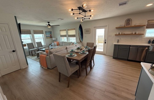 Surfside Beach House | “Toes in the Water” beachfront house 4bed/3bath sleeps 12 on pedestrian beach
