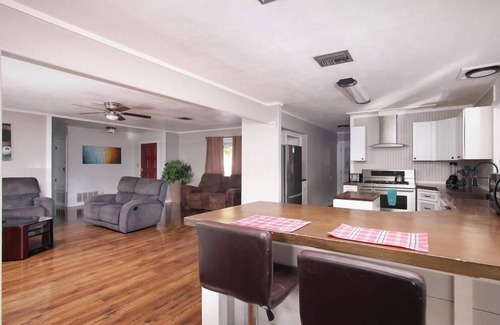 New Braunfels House | TOES UP! 6 blocks from Schlitterbahn. 5 min. from Gruene, 5 min. from DT NB.