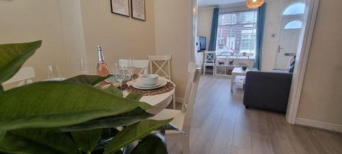 Liverpool House | Toffees Townhouse a 2 Bed House in Liverpool 1 Mins walk to Goodison Park