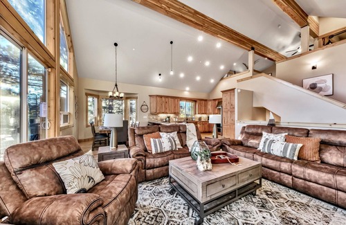 Montgomery Estates House | Toiyabe Luxury 6BR + Loft, 5BA, Spa,8 Min to Ski