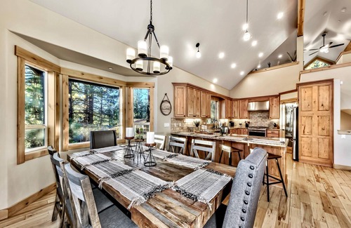 Montgomery Estates House | Toiyabe Luxury 6BR + Loft, 5BA, Spa,8 Min to Ski
