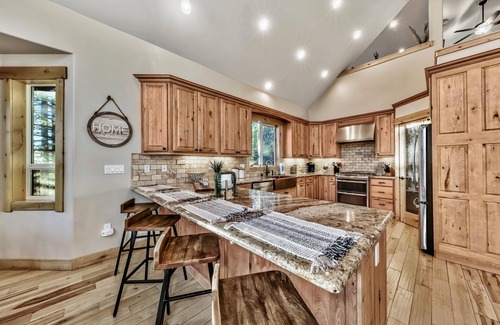 Montgomery Estates House | Toiyabe Luxury 6BR + Loft, 5BA, Spa,8 Min to Ski