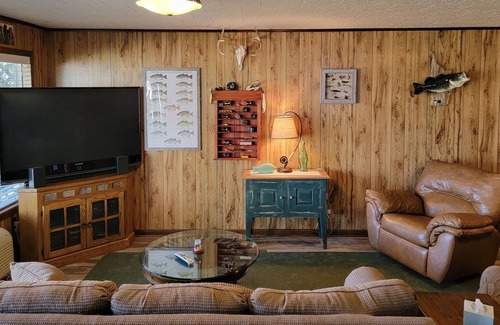 Hemphill House | Toledo Bend Overlook Fishing Cabin